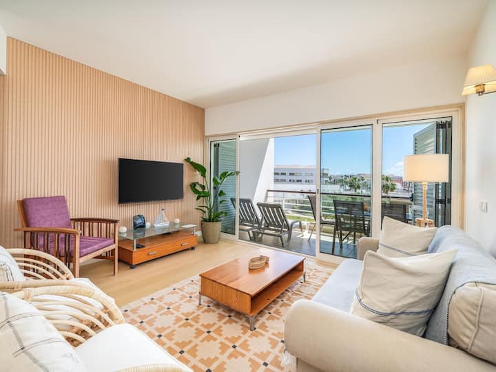 Sunny Marina Apartment With Pool And Balcony - Lagos