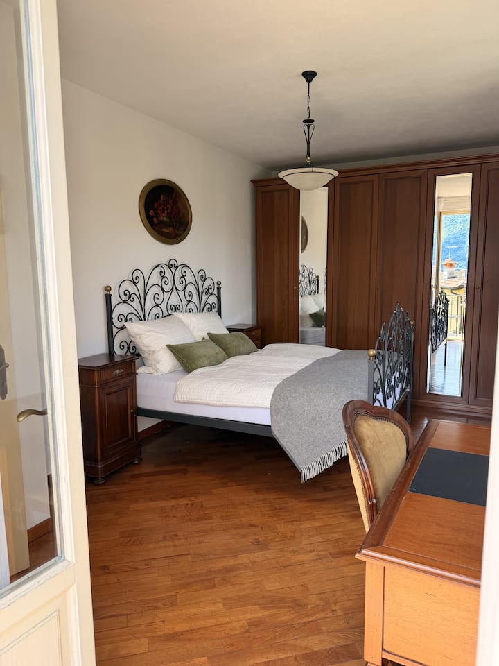 Schlafzimmer 1