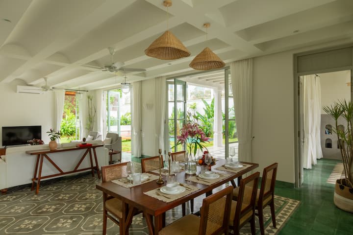 Dining area image 3
