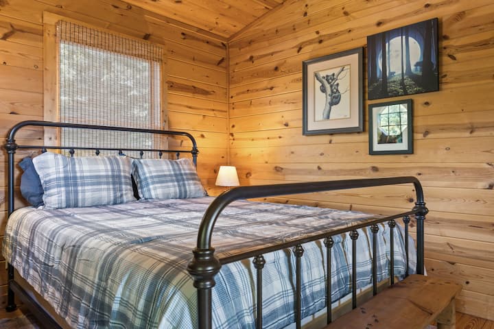 Whispering Pines Loft with a queen bed and mountain views.