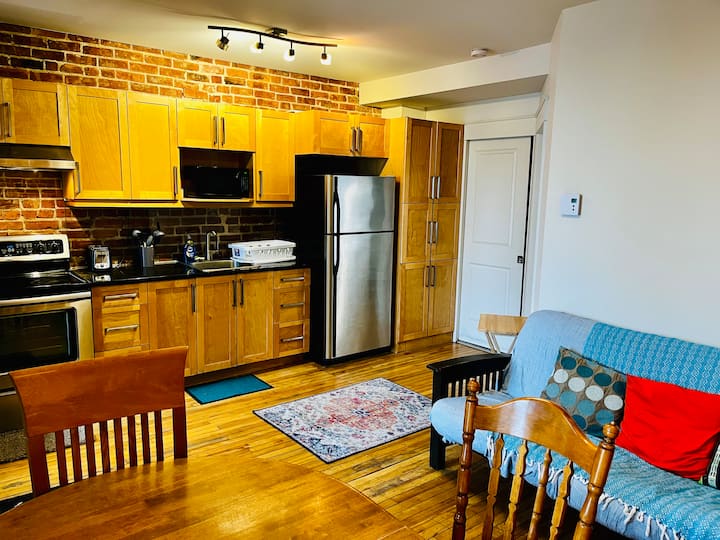 Comfortable Downtown Stay With Free Parking - Sherbrooke