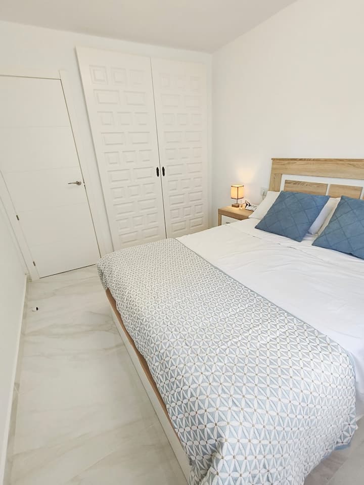 Dormitorio 1 con armario y ropa de cama incluida.