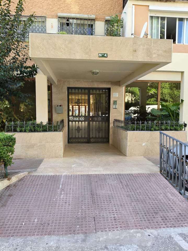 Entrada del edificio: una urbanización cuidada y tranquila.
