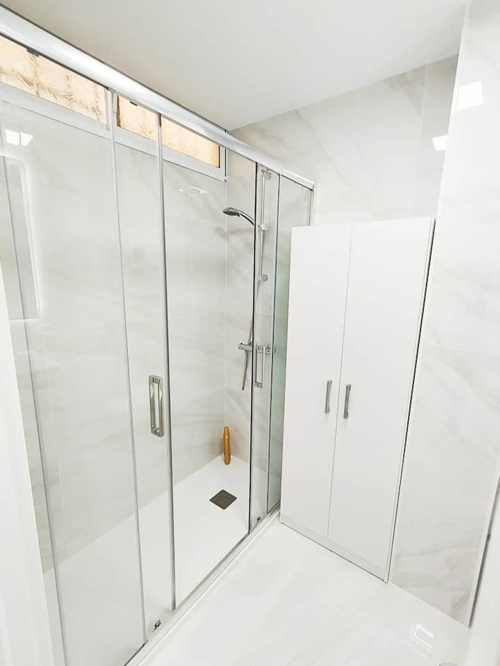 Baño con cabina de ducha de cristal: moderno y fácil de usar.