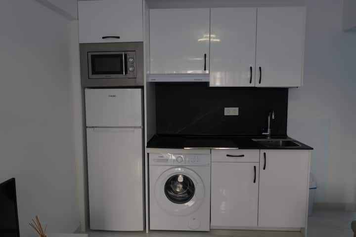 Frente de cocina en blanco y negro: moderno y funcional.