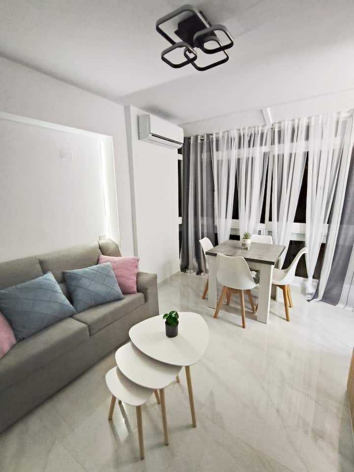 El sofá del salón, perfecto para una siesta a la sombra.