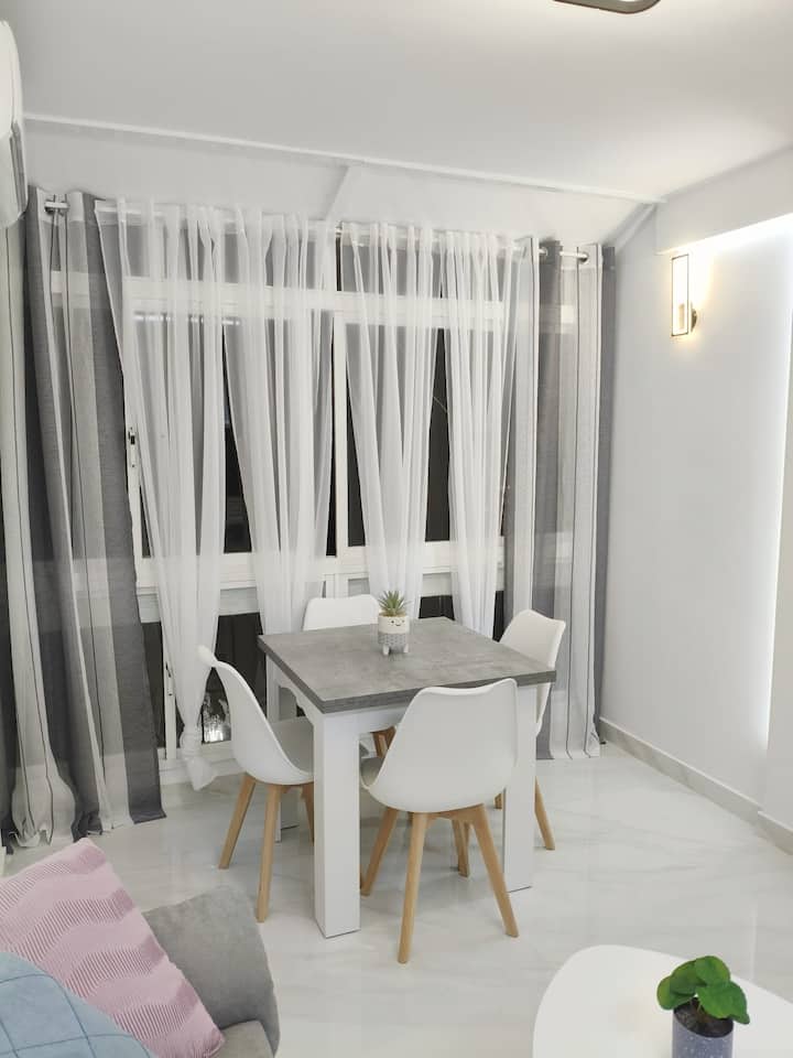 Mesita de comedor junto a la ventana: desayunos con luz natural.
