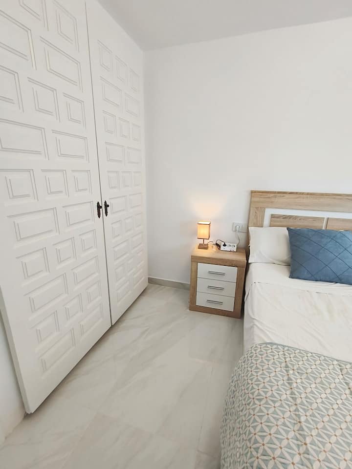Dormitorio 1 con cama doble y cabecero de madera: descanso asegurado.
