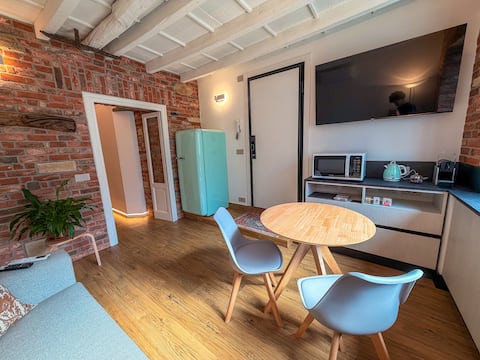 Airbnb con migliori performance: The Sound, Chic Historic Apartment 500m from lake a Como