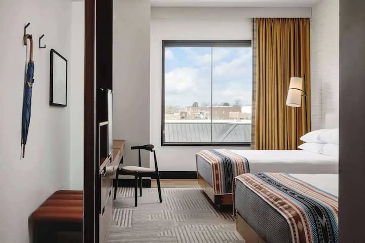 2 Queens | Hotel Tupelo | Downtown Tupelo - Tupelo, MS
