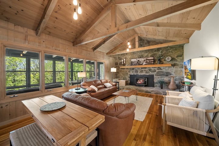 Sunrise Views, Hot Tub & Game Room Near Boone - 분