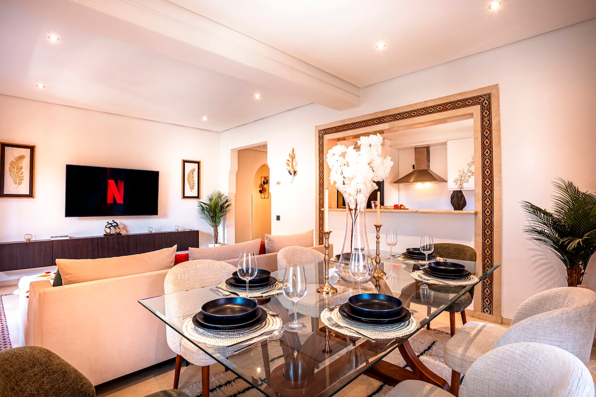 Espace de vie lumineux et spacieux de l'appartement avec accès terrasse