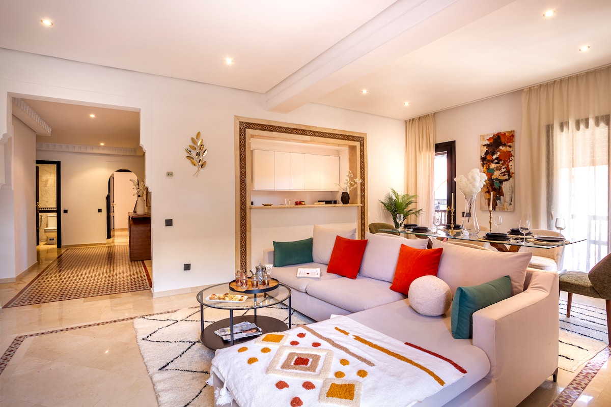 Vue d'une suite luxueuse avec salle de bain intégrée dans l'appartement de Guéliz