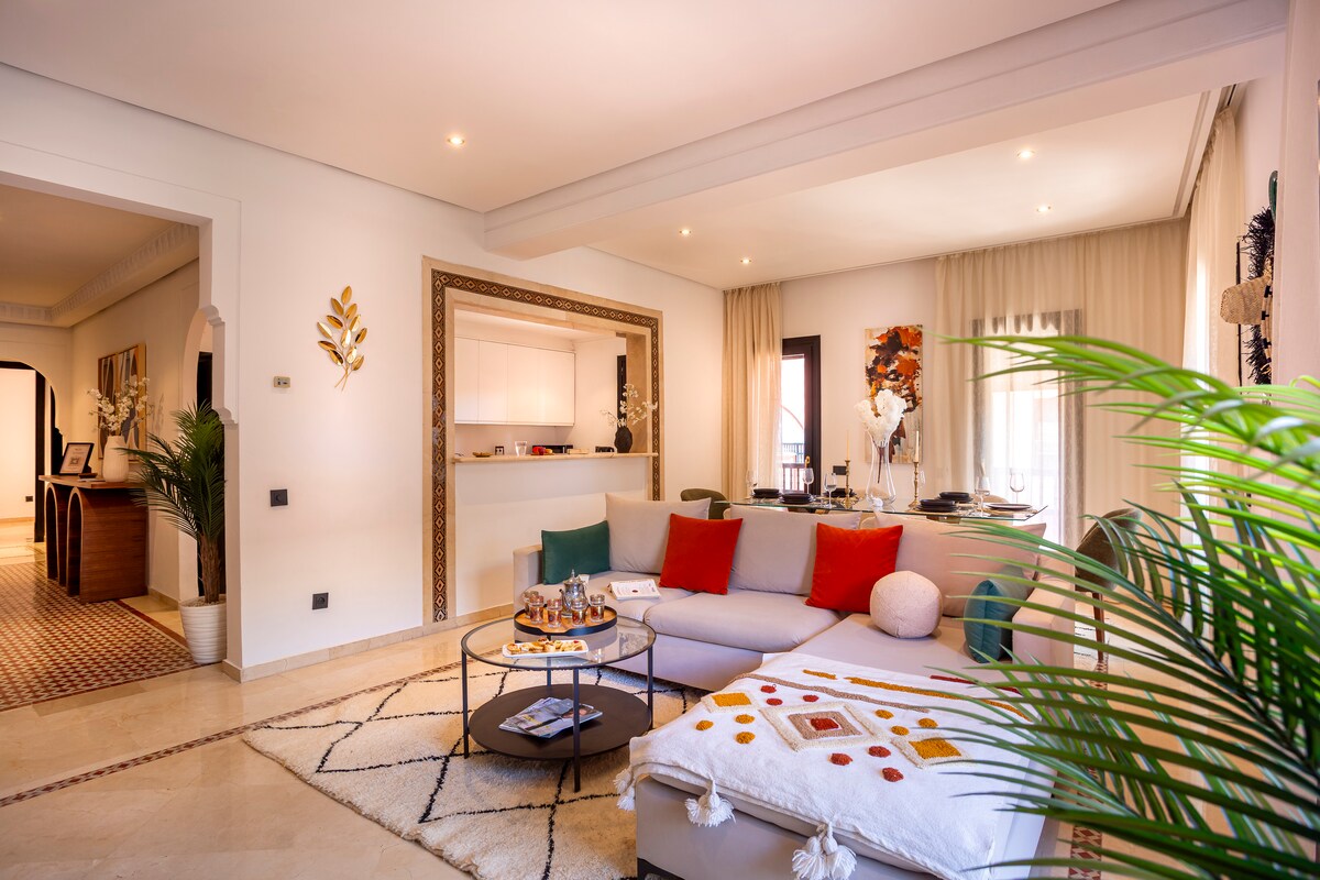 Intérieur moderne et élégant du salon de l'appartement à Marrakech centre
