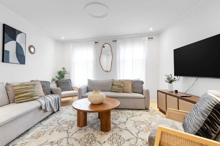 Modern Two-level Stay W/ Private Patio & Parking - Lasalle