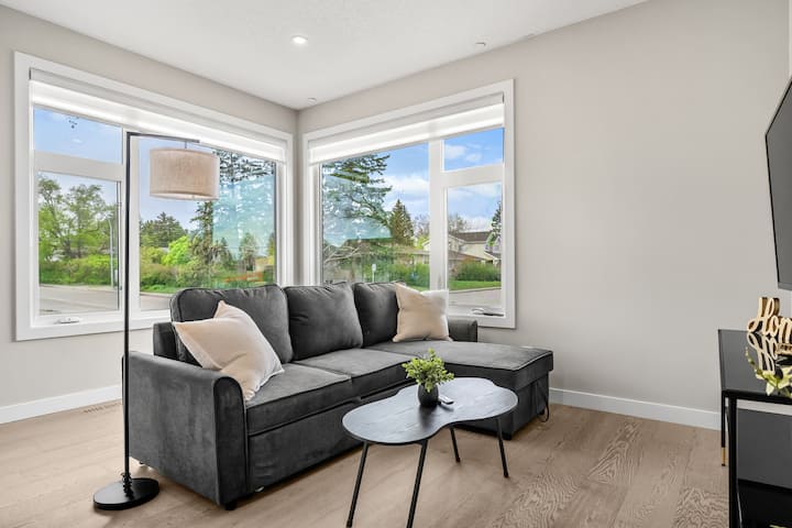 2 King Bed | Sofa Bed | Min To Uofc | New - Calgary
