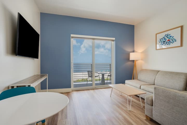 Rare Gem! Free Parking, Breakfast, Onsite Pool - Islamorada, FL