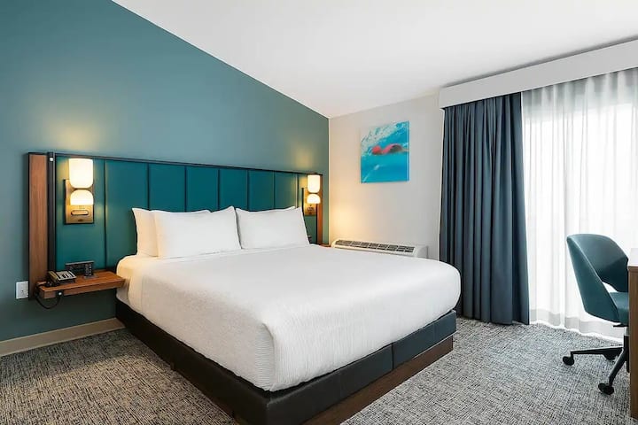 King | Wyndham Geneva | Wineries Nearby - Geneva, OH
