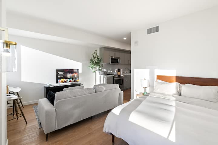 Modern West Hollywood 1bd| Free Parking, Pool, Gym - West Hollywood