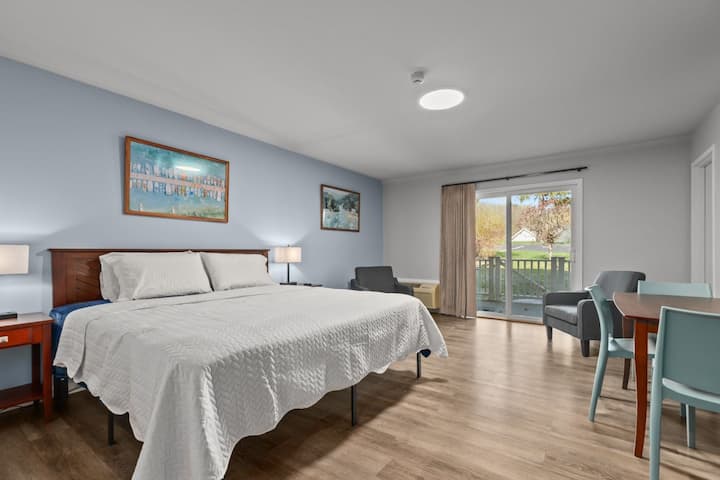Victorian Inn #117 | King Bed - Elkhart Lake, WI