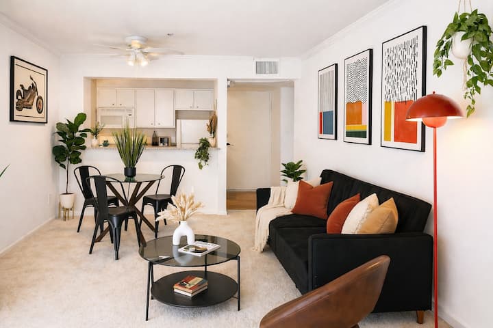 Spacious One Bedroom | Freeparking | Gym | View - Hollywood, CA