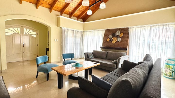 Casa Familiar Frente Al Parque Miguel Lillo - Necochea