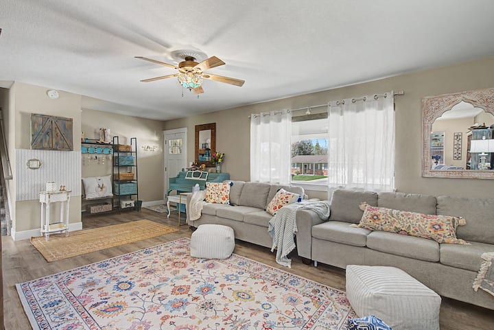 Hot Tub Pet Friendly W/ Mtn Views & Outdoor Oasis - Colorado Springs, CO
