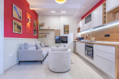 Popular Airbnb listing: Luxurious Apt w/ Parking | 15 Min from Center in Njësia Bashkiake Nr. 1