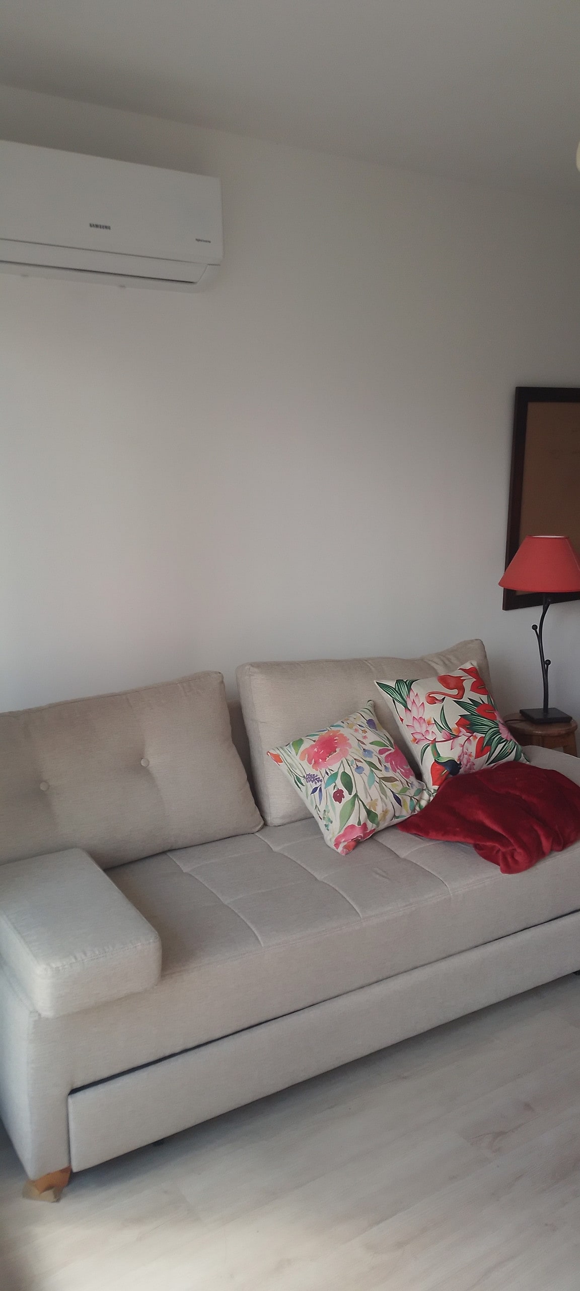 1 dormitorio con balcón