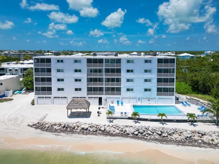 P48 - 2 Bedroom 2 Bath Beachfront Condo With Pool - Marathon, FL