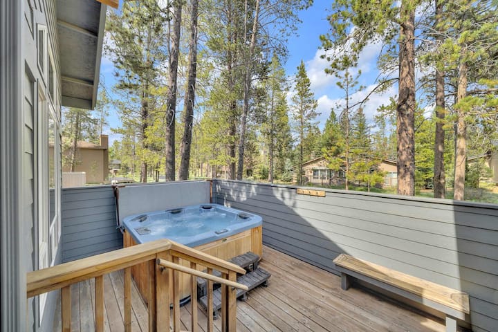 Cozy Sunriver Retreat W/ Hot Tub, Family-friendly - Sunriver, OR