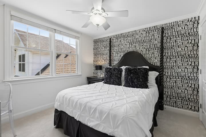 Во спалната соба 4 има удобен брачен кревет (широк 150 – 179 см), плакар и биро на коешто може да работите или да се подготвите.