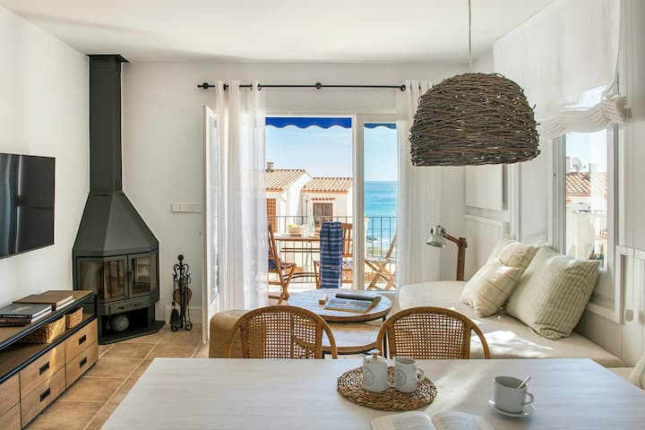 Designed Costa Brava Flat Just Steps From The Sea - Llançà
