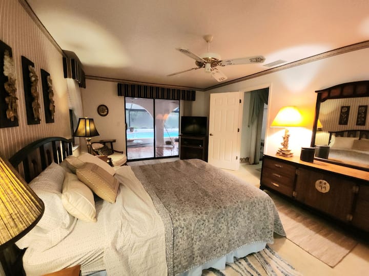 El dormitorio principal da al lanai y cuenta con un baño privado.
