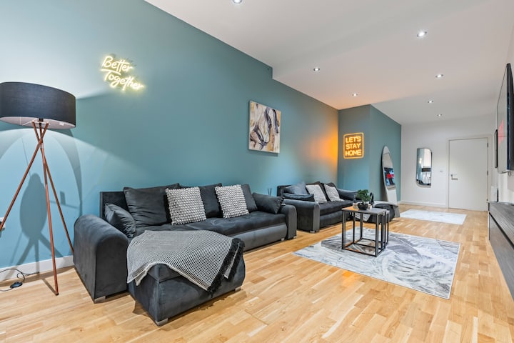 Luxury Leeds Apt | Sleeps 8 | Games Room - Leeds