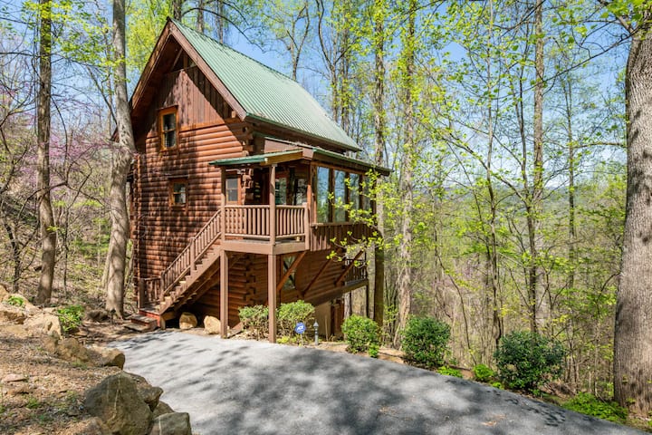 2 Bd Mountain Top Cabin, Tucked Away With Views! - Wears Valley, TN