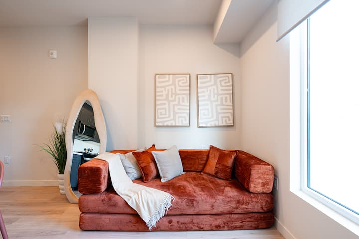 Bright Designer 1br In Weho *Free Parking* - San Fernando Valley, CA