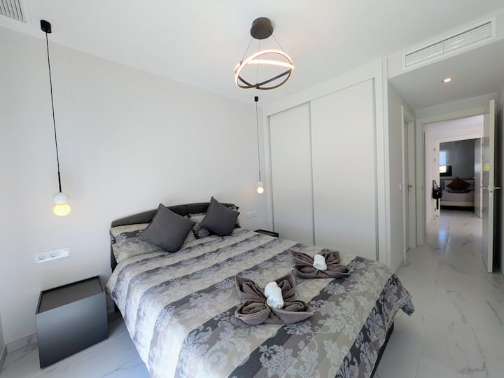 Schlafzimmer 1