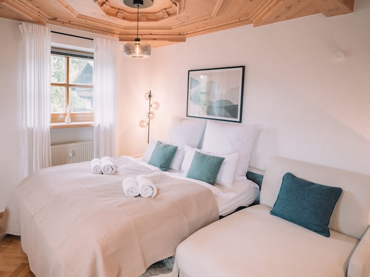 Komfortable Queensize-Schlafcouch - ein entspannter Rückzugsort für erholsame Nächte
