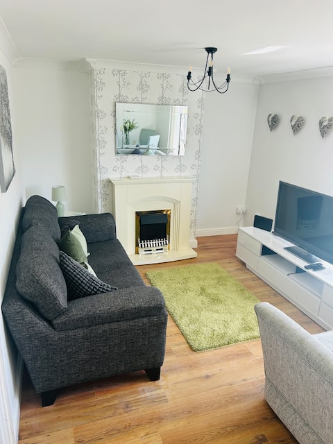 Top Airbnb: Contractors, Holiday house, Free Parking, sleeps 5 in Knowsley