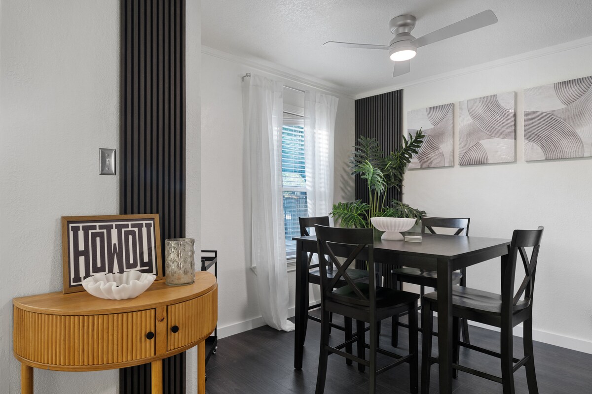 Stylish East Austin Casita Sleeps 6+ Courtyard