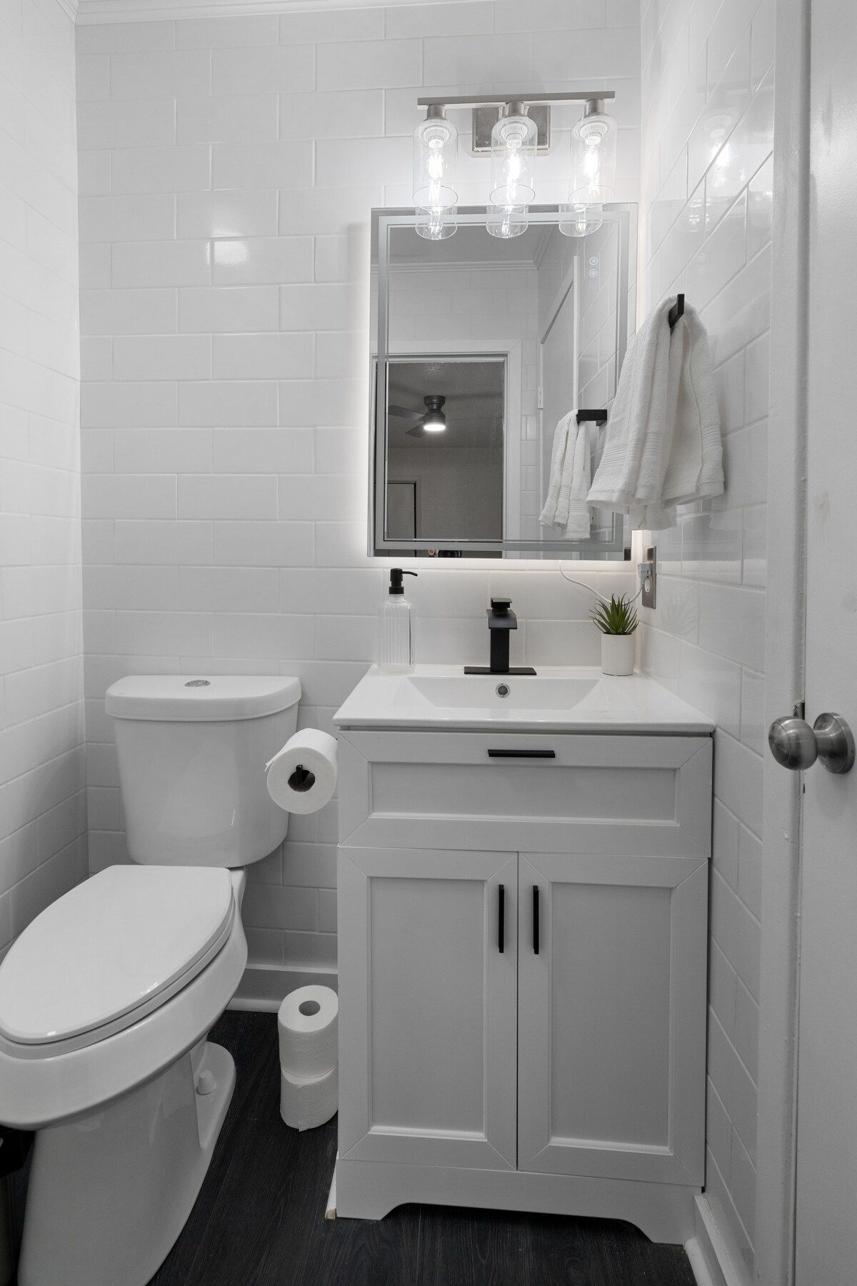Stylish East Austin Casita Sleeps 6+ Courtyard