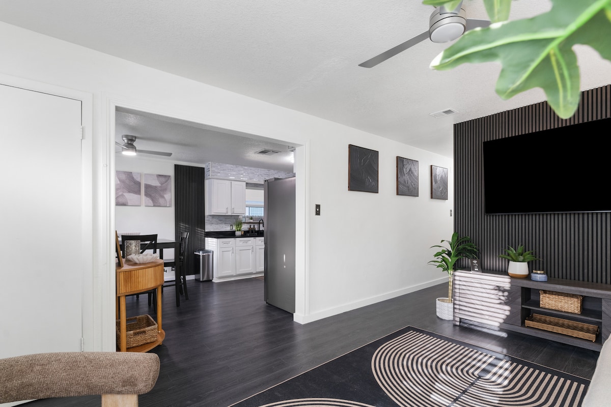 Stylish East Austin Casita Sleeps 6+ Courtyard