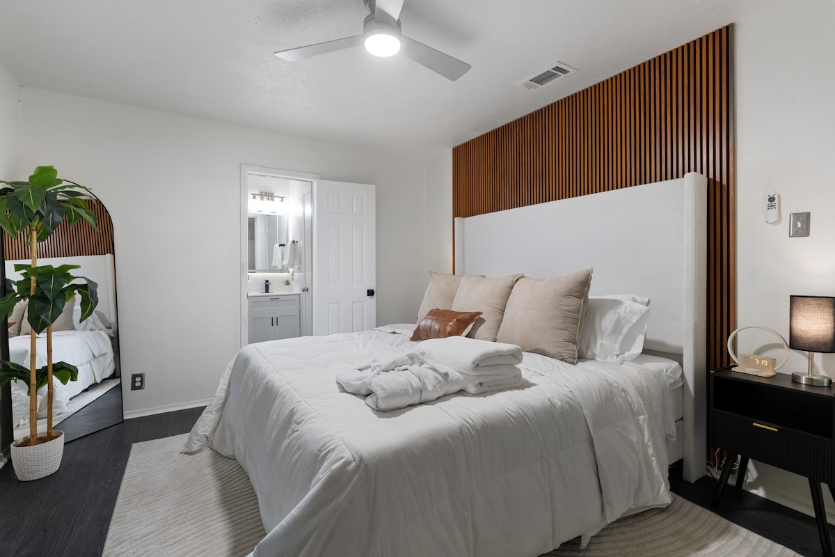 Stylish East Austin Casita Sleeps 6+ Courtyard