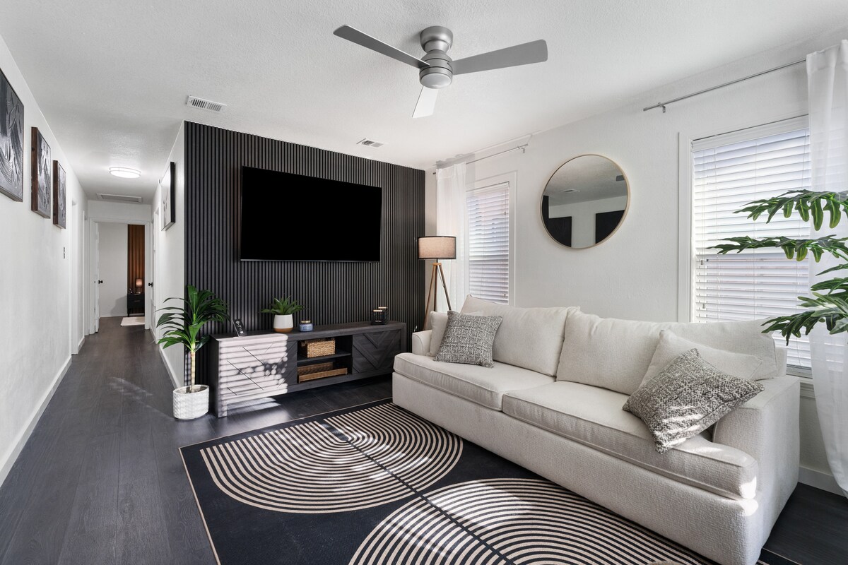 Stylish East Austin Casita Sleeps 6+ Courtyard