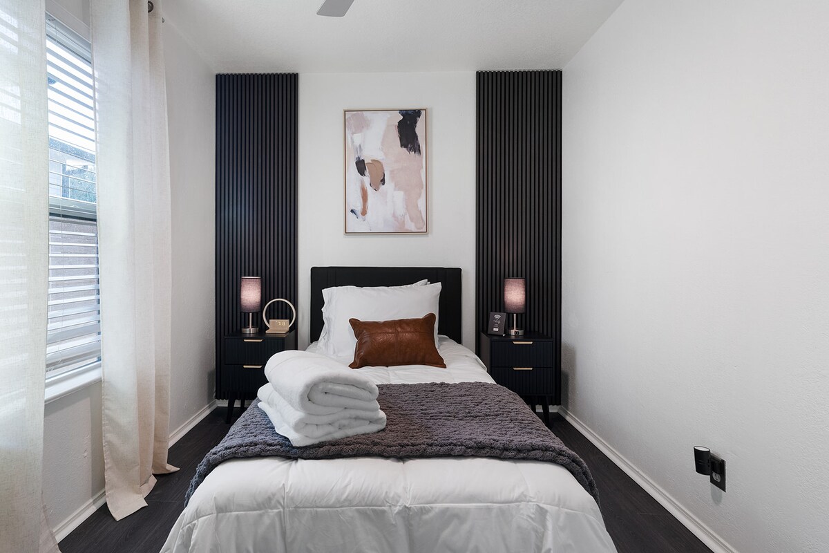 Stylish East Austin Casita Sleeps 6+ Courtyard