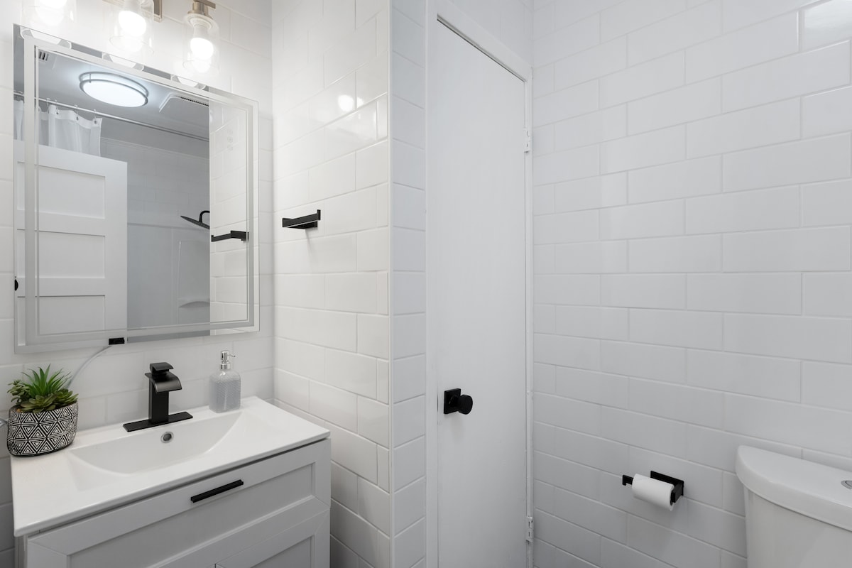 Stylish East Austin Casita Sleeps 6+ Courtyard