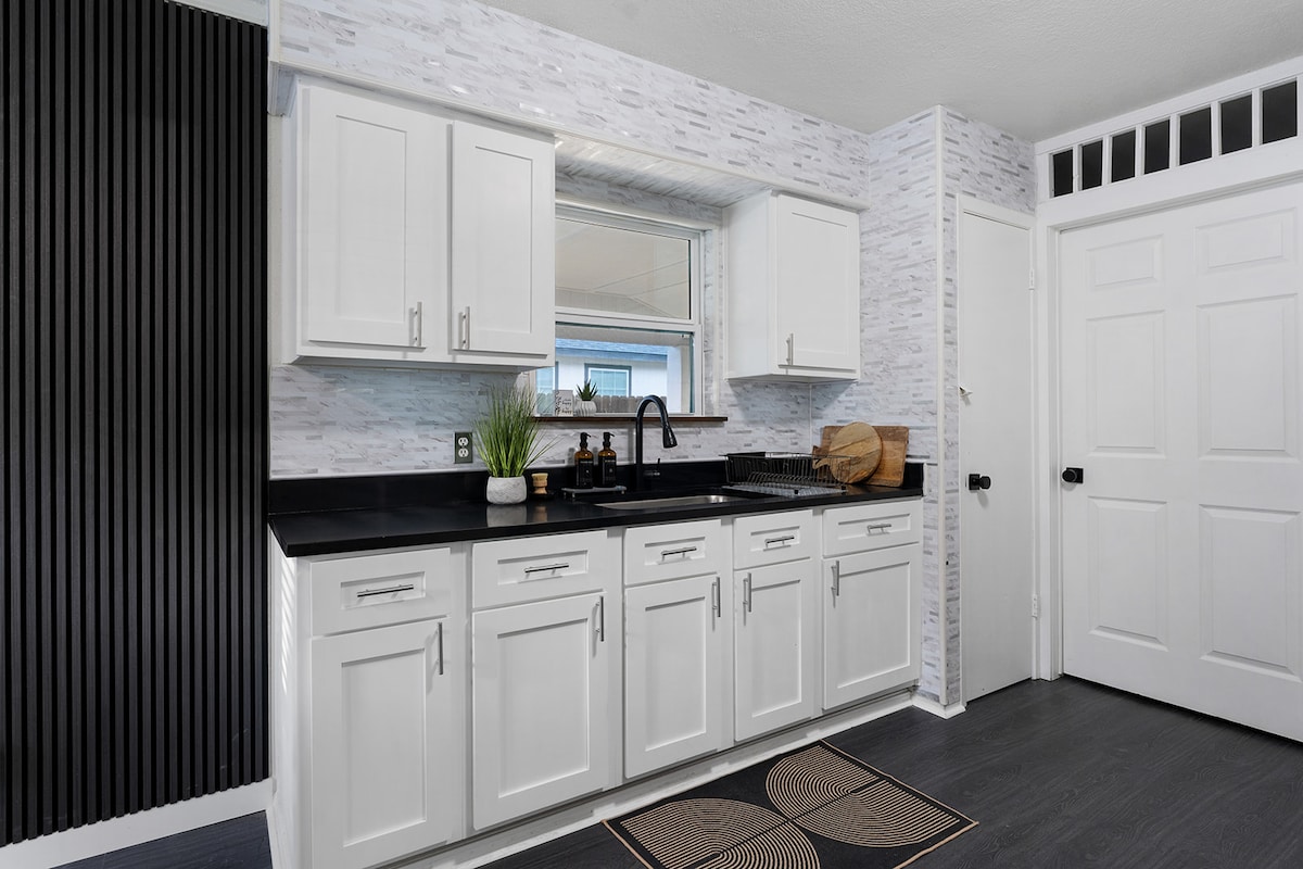 Stylish East Austin Casita Sleeps 6+ Courtyard