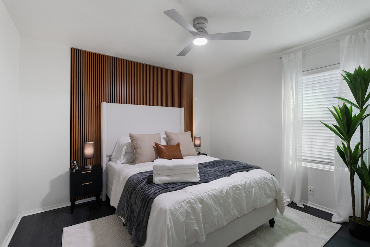Stylish East Austin Casita Sleeps 6+ Courtyard