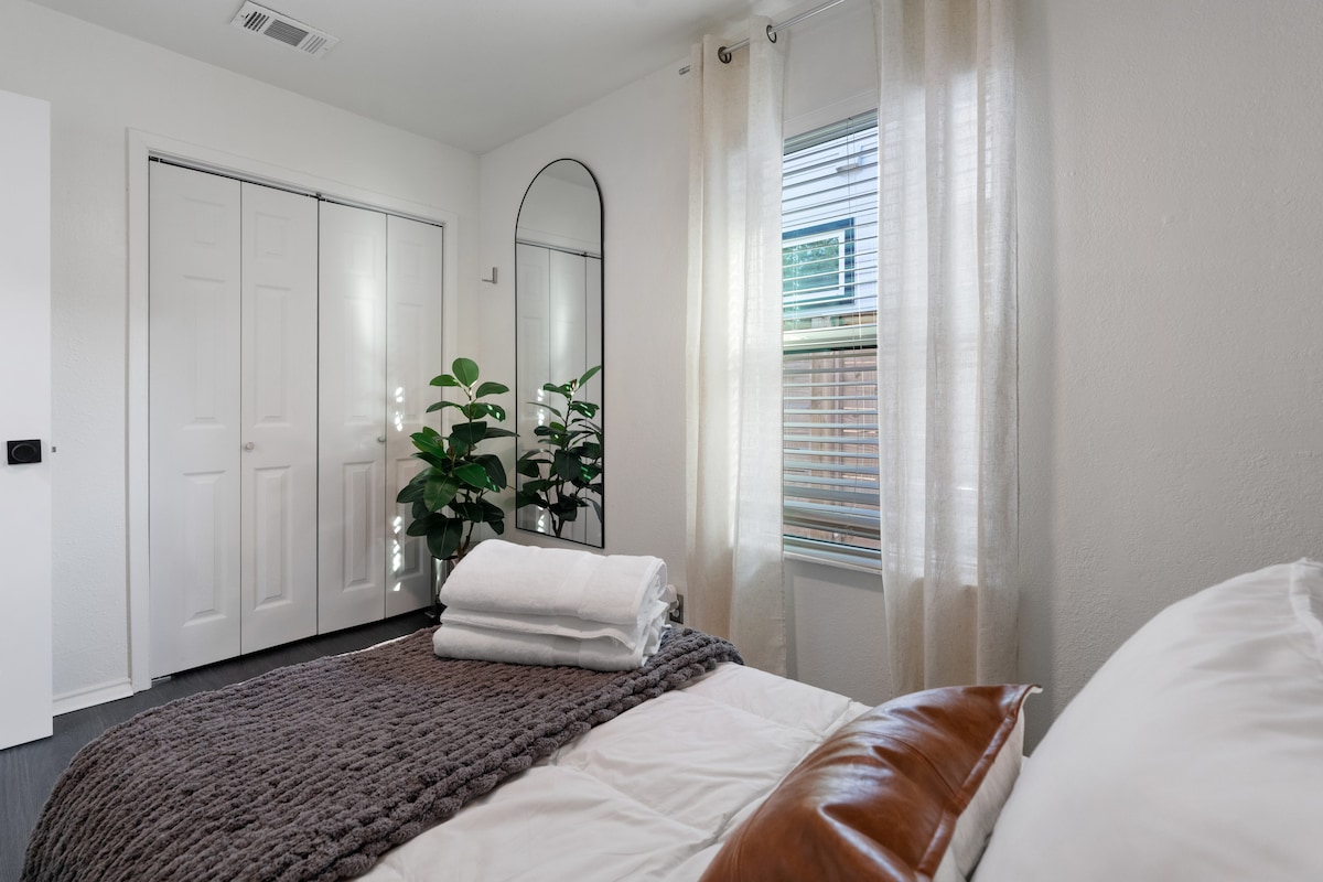 Stylish East Austin Casita Sleeps 6+ Courtyard
